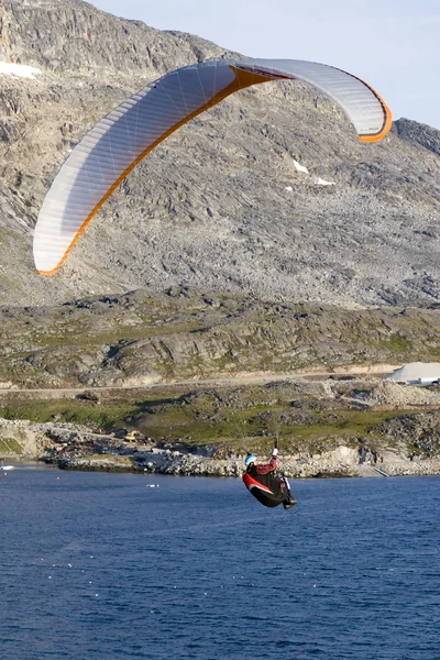 Paraglider เหนือมหาสมุทร — ภาพถ่ายสต็อก