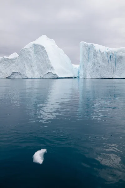 Παγόβουνα στο παγετώνας και Φιόρδ Ιλούλισσατ — Φωτογραφία Αρχείου