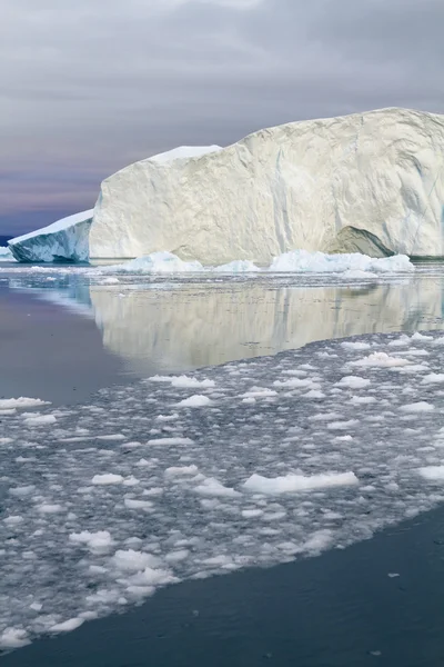 Ledovce v ilulissat při západu slunce — Stock fotografie