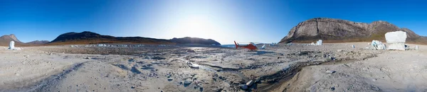冰山和干的湖中央的红色直升机 — 图库照片