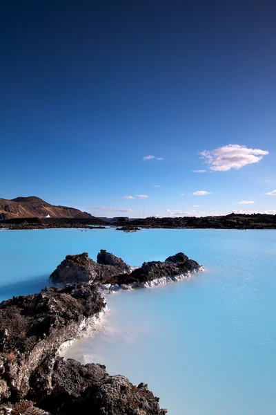 Agua blanca y azul lechosa de los baños geotérmicos Blue Lagoon en Islandia Imagen de archivo