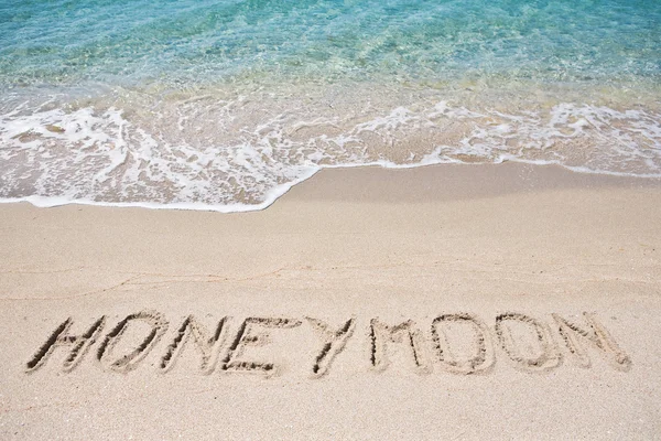 Lua de mel escrita na areia — Fotografia de Stock