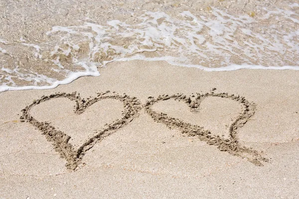 Hjärtan skriven på sanden — Stockfoto