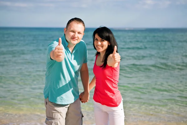 Um casal na praia se divertir — Fotografia de Stock