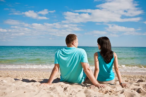 A couple on beach — Stock Photo, Image