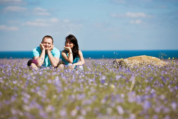 Una coppia su campo di fiori — Foto Stock
