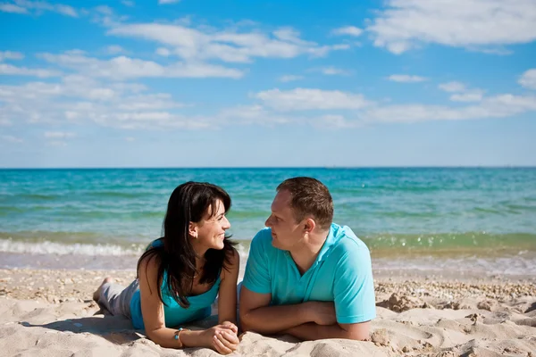 Um casal na praia — Fotografia de Stock