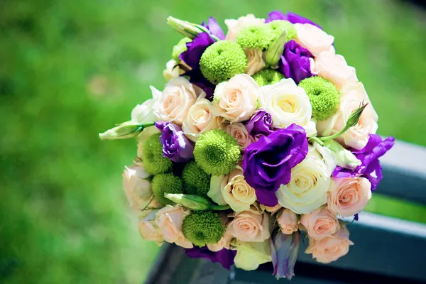 Bridal bouquet on wedding day — Stock Photo, Image