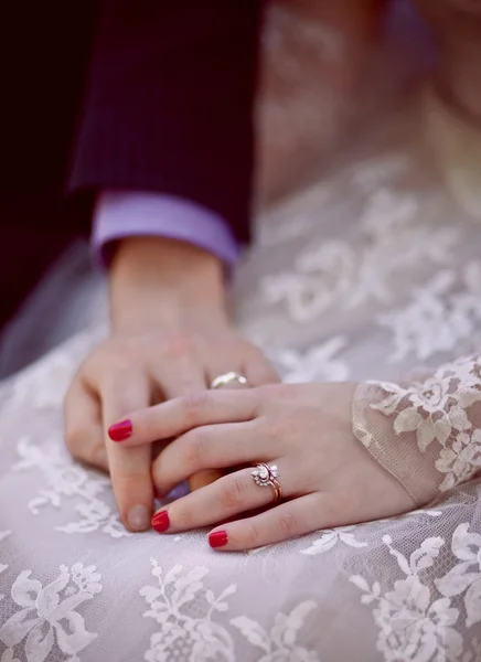 새로 결혼된 손 스톡 사진