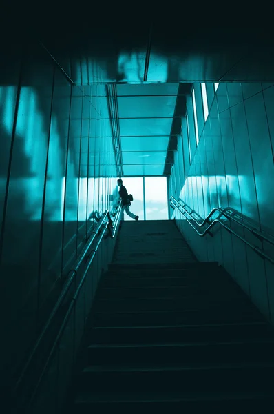 Деловой человек поднимается по лестнице — стоковое фото