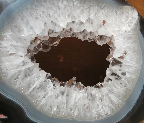 Агатский вуг, наполненный горным кристаллом — стоковое фото