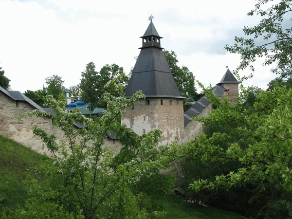 Kulenin üst kafesler ve kutsal dormition tararygina Kulesi pskov-mağaraları — Stok fotoğraf