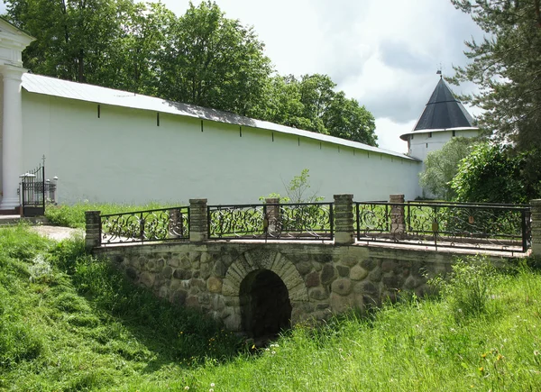 Brücke der Pskov-Höhlen des Entschlafungsklosters — Stockfoto