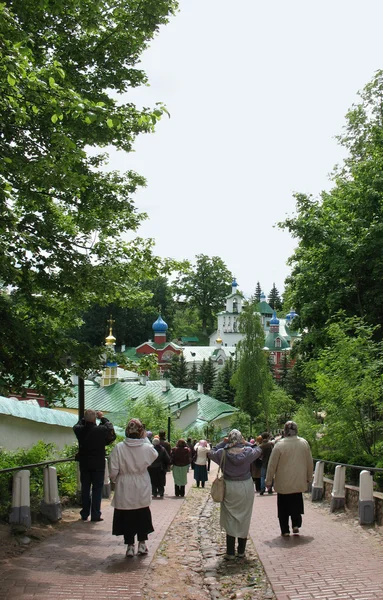 Pskovo-класу pechersky Успенський монастир — стокове фото