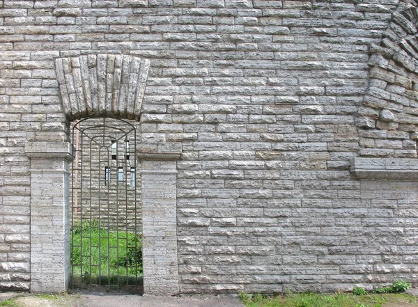 Een stenen muur met gewelfde opening. — Stockfoto