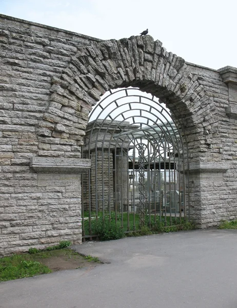 A stone wall with arched opening. — Stock Photo, Image
