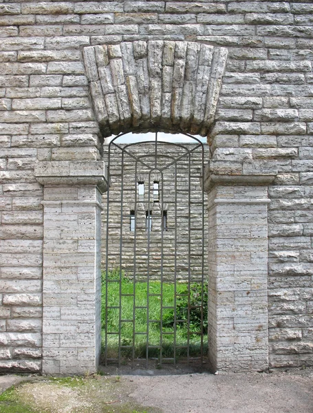 Un muro di pietra con apertura ad arco . — Foto Stock