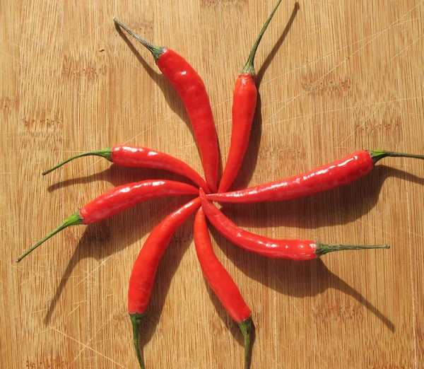 Czerwona papryka chili na drewnianej powierzchni — Zdjęcie stockowe