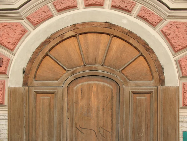 Деталь дерев'яних дверей старого особняка — стокове фото