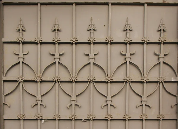 Un fragmento de puerta de metal — Foto de Stock