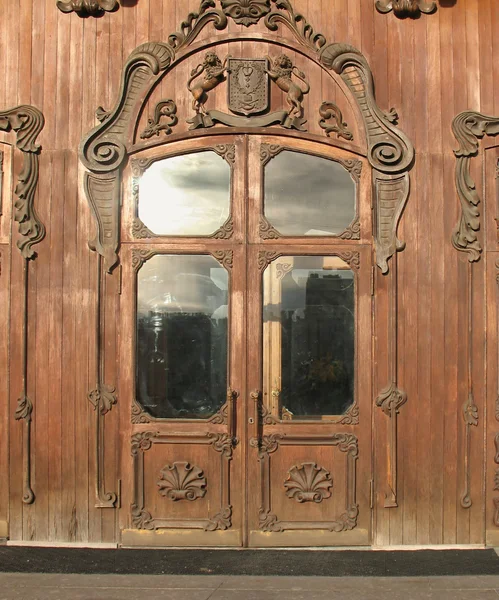 Detal drewniany drzwi dawnego dworu — Zdjęcie stockowe