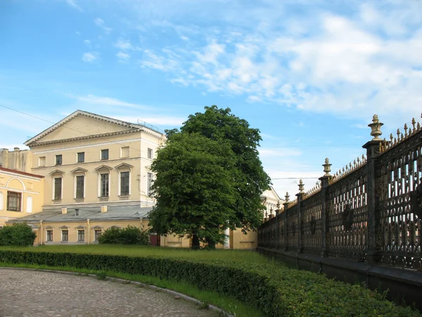 Fragment ogrodzenia. Szeremietiew pałacu, st. petersburg — Zdjęcie stockowe