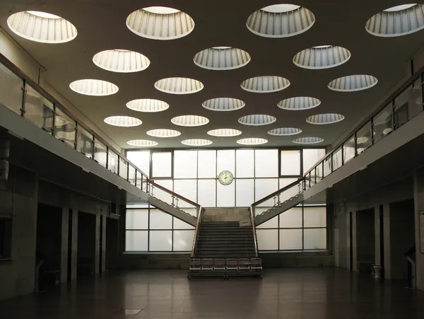 Plafond avec des lumières de toit. Vue partielle d'un bâtiment moderne — Photo
