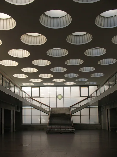 Plafond avec des lumières de toit. Vue partielle d'un bâtiment moderne — Photo