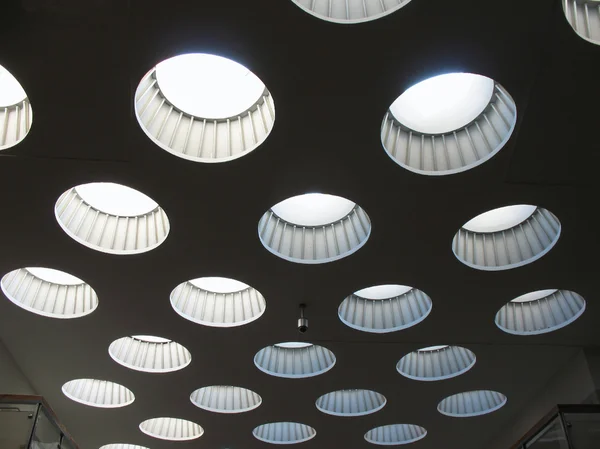 Plafond avec des lumières de toit. Fragment . — Photo