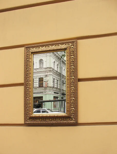 Дзеркало, обрамлене на стіні — стокове фото