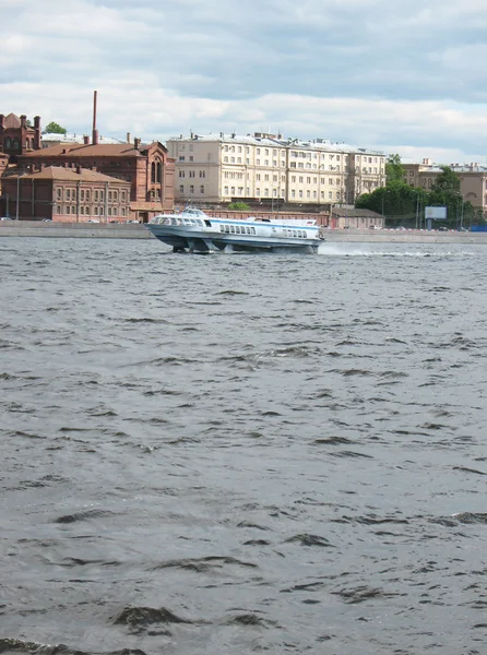 ? otor schip "Meteor" op de rivier de Neva — Stockfoto