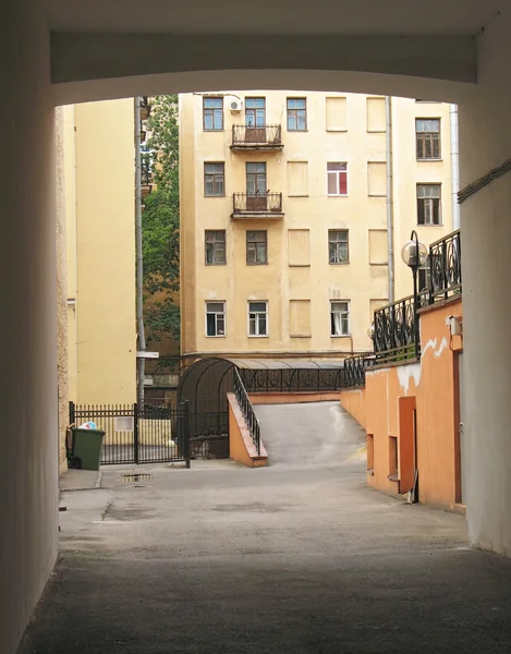 Вход в подземный гараж. Вид с арки. Санкт-Петербург — стоковое фото