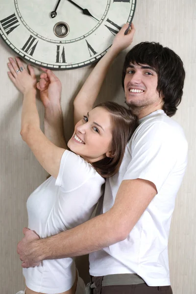 Хлопчик і дівчинка з годинами — стокове фото