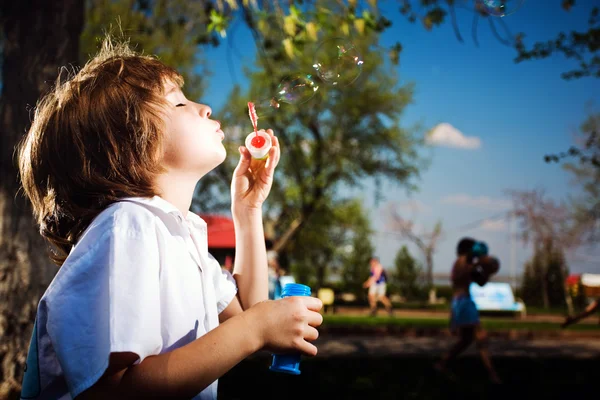 Chlapec s mýdlové bubliny — Stock fotografie