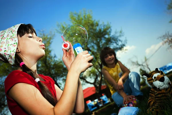Meisje in hoed met zeepbellen — Stockfoto