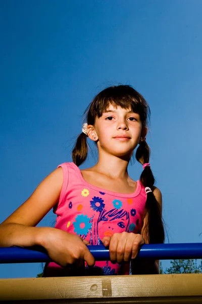 Dívka na modrém pozadí — Stock fotografie