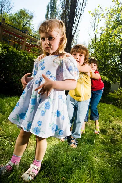 Мальчик с девочками в парке — стоковое фото