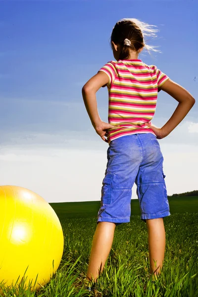 Girl with ball in field — Stock Photo, Image
