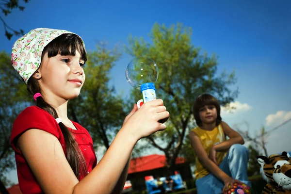Menina agradável com bolhas de sabão — Fotografia de Stock