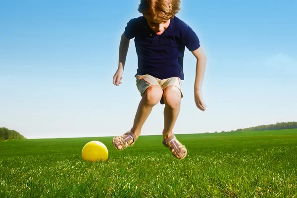 Χαρούμενα αγόρι με μπάλα στον τομέα — Φωτογραφία Αρχείου