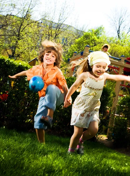 Menina e menino com bola — Fotografia de Stock