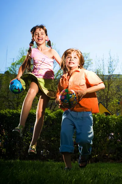 Девушка с мячом и мальчик — стоковое фото