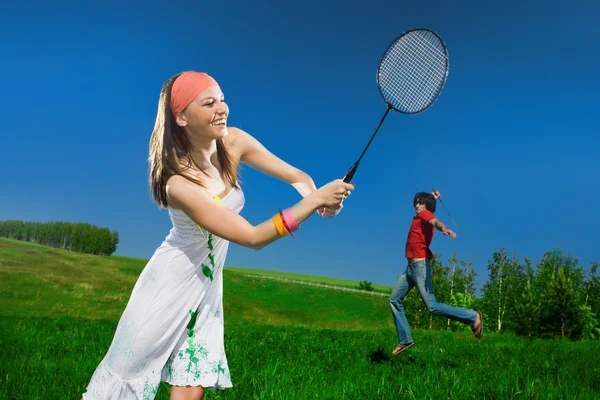 Дівчина з ракеткою і хлопчиком — стокове фото