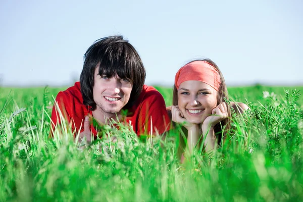 Hosszú hajú lány és egy fiú mosollyal — Stock Fotó