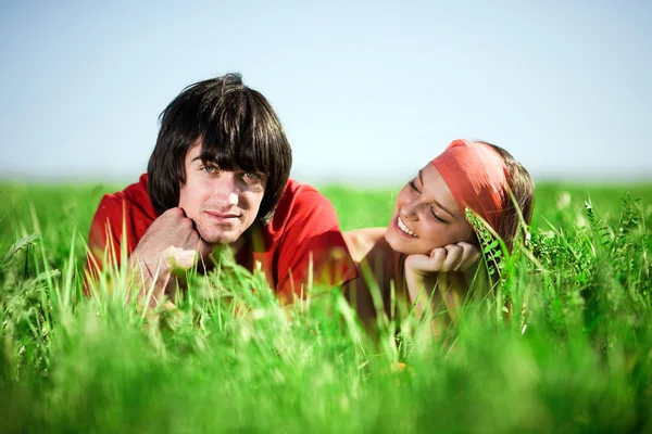 Junge und Mädchen mit Kopfhörern — Stockfoto