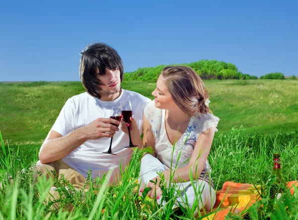 Длинноволосая девушка с блокнотом и мальчиком на траве — стоковое фото
