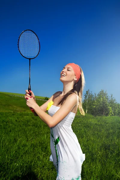 Chica en vestido blanco con raqueta — Foto de Stock