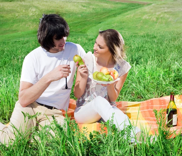 Langharige meisje met notebook en jongen op gras — Stockfoto