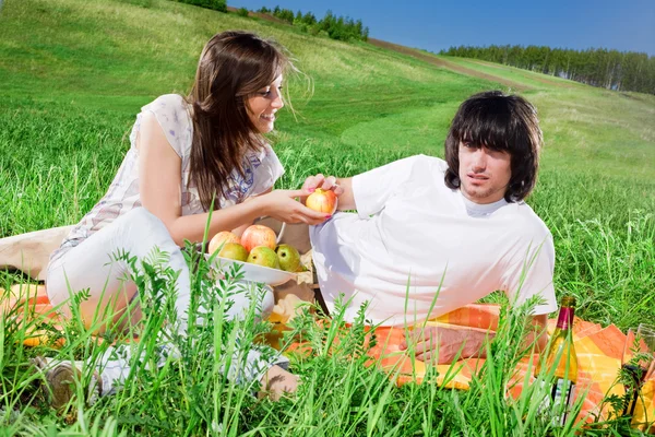 Длинноволосая девушка с блокнотом и мальчиком на траве — стоковое фото