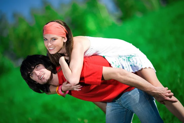 Długowłosy dziewczyna z chłopakiem na trawie — Zdjęcie stockowe